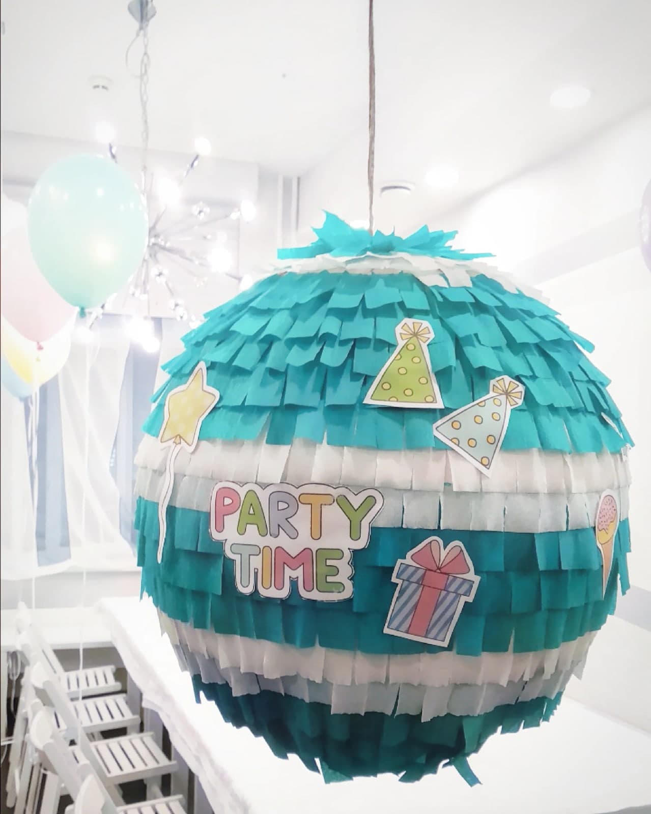 пиньята круглая party time голубая c белыми полосками