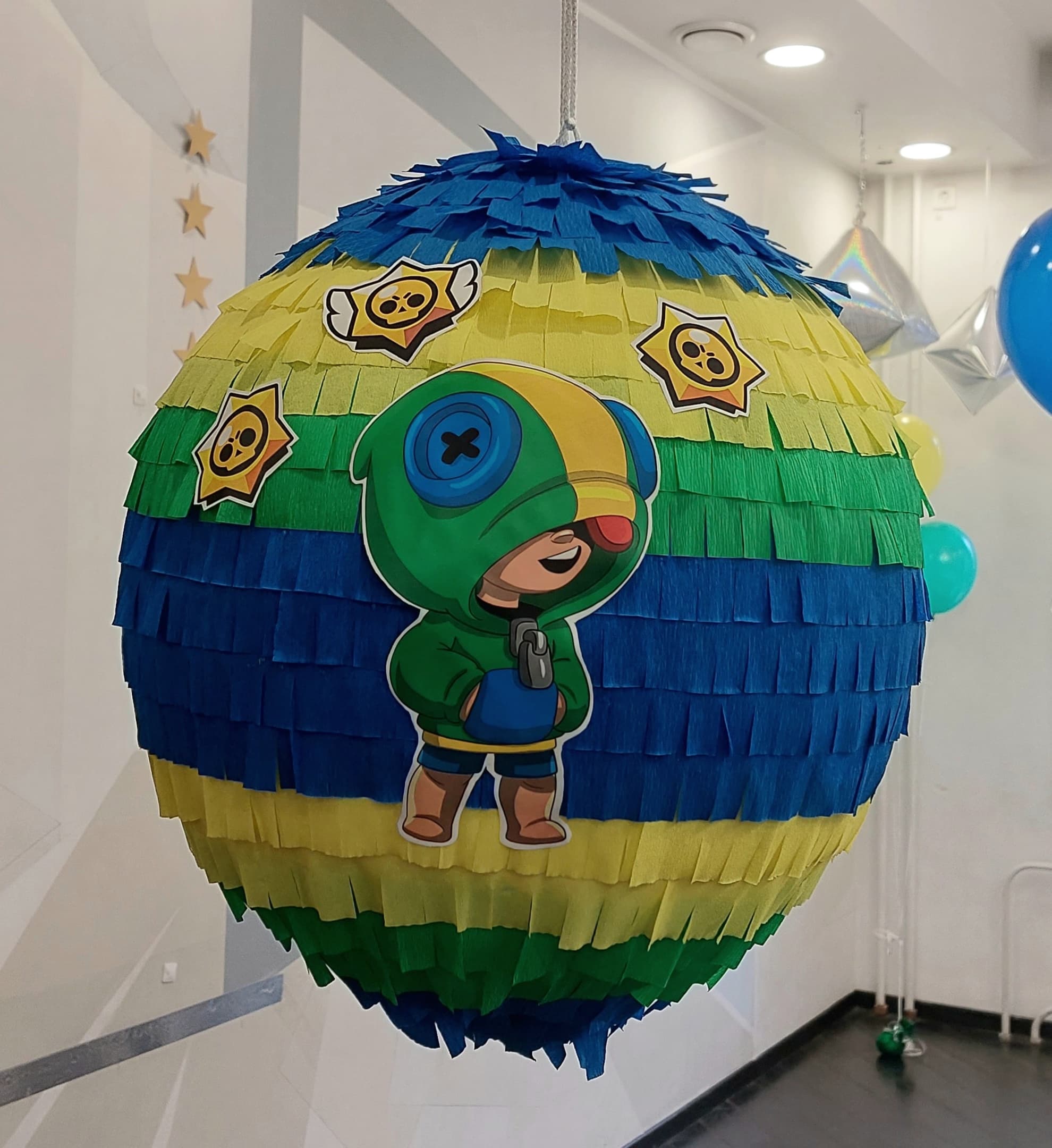 пиньята круглая сине-желтая с изображением персонажа Леон из игры  Бравл Старс (brawl stars leon)
